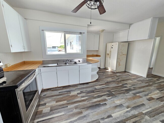 Building Photo - 3 Bed / 2 Bath Single-Family Attached Home...