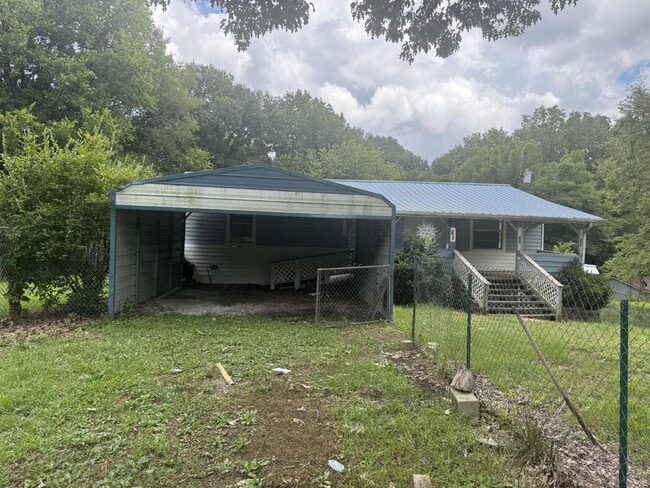 Building Photo - 2 Bed 1 Bath with Bonus Storage space & Large yard