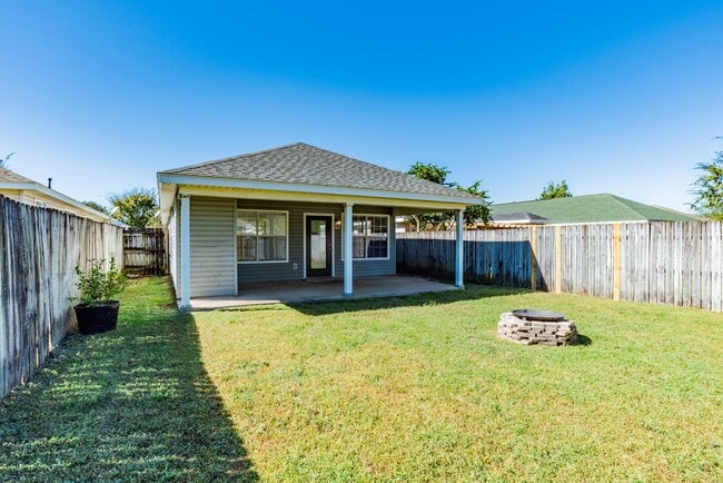 Building Photo - Well-maintained cottage home in Bellview