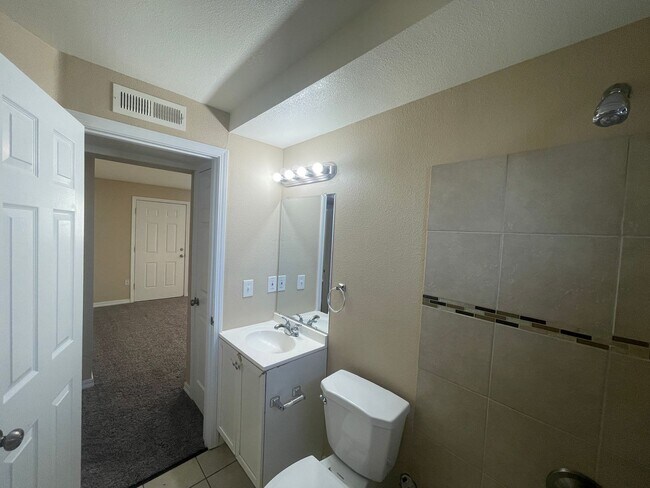 Building Photo - 2 Bed 1 Bath in East Denver Available NOW!