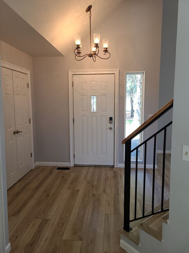 Building Photo - Beautiful Updated 3 bedroom 2.5 bath Hayde...