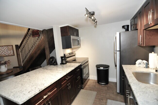 Building Photo - 3 bedroom condo in Wildernest available June 1st!