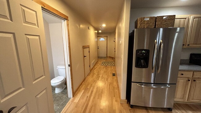 Building Photo - "Luxurious 3-Bed, 3-Bath Townhouse with Fi...
