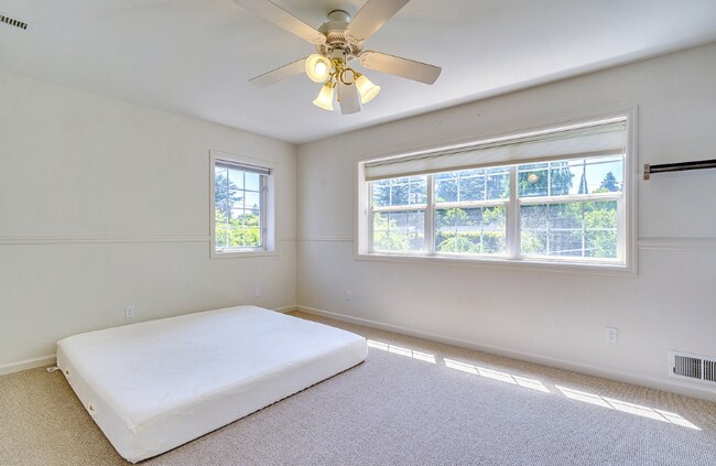 Building Photo - 616 SE Andover Pl