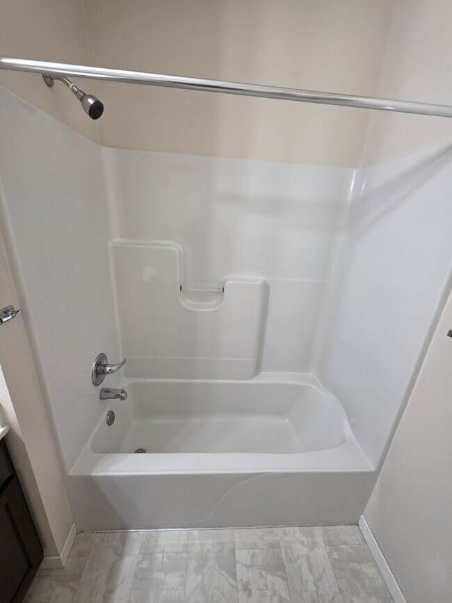 Building Photo - 2 Bedroom | 1 Bathroom 2nd Floor Apartment Available OCTOBER 1ST!