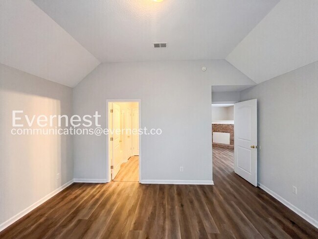 Building Photo - 3 Bed, 2 Bath Home with Garage / Pet-Friendly / Coming Soon!