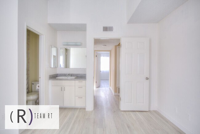 Building Photo - Gorgeous townhouse in a quiet 6-unit gated complex
