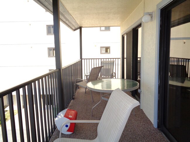 Building Photo - Beautiful MacArthur Beach