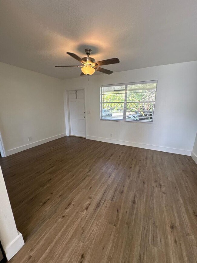 Building Photo - Special Pricing! Beautifully Updated 2-Bedroom Home in Prime Location!