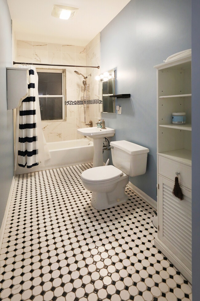 Building Photo - 6042 N Kenmore Ave