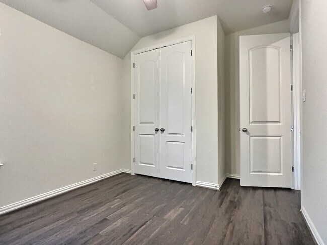 Building Photo - "Charming 3-Bed Oasis in San Antonio – Spa...