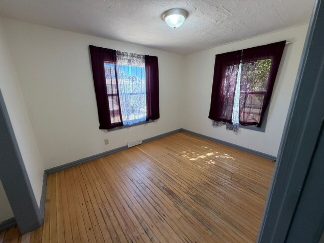 Building Photo - Prime Location 5 Bed, 2 Bath House