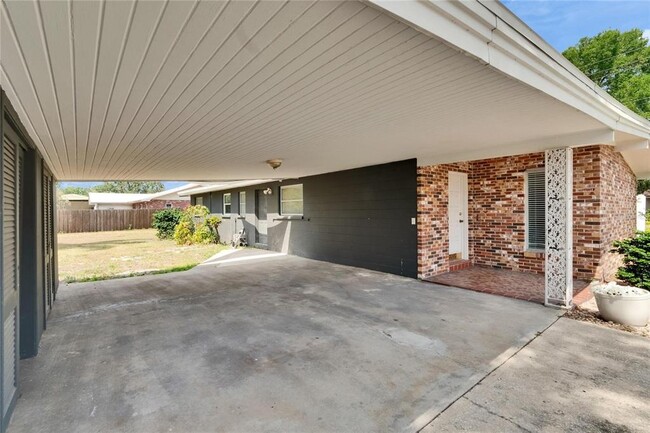 Building Photo - 802 W Russell Dr