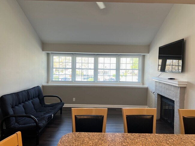 Building Photo - One-bedroom, One-bath Condo with Loft in S...