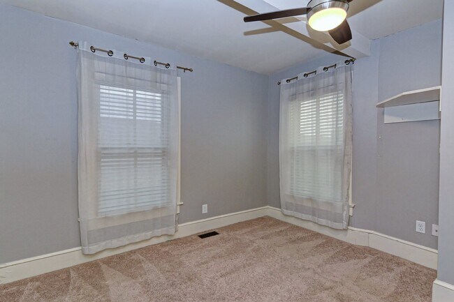 Building Photo - 2Br/2Bth House Walking Distance to Carolin...