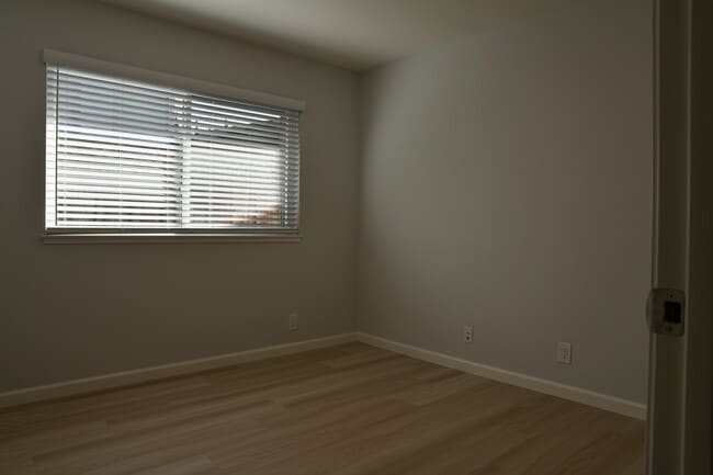 Building Photo - 145 Evergreen Way