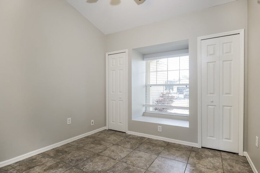 Building Photo - 719 Roma Ave S