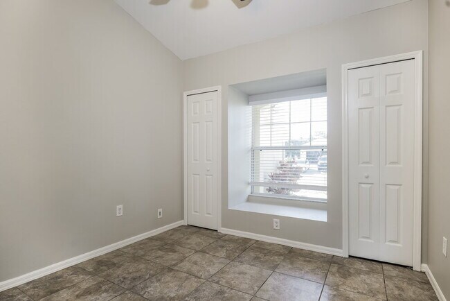 Building Photo - 719 Roma Ave S