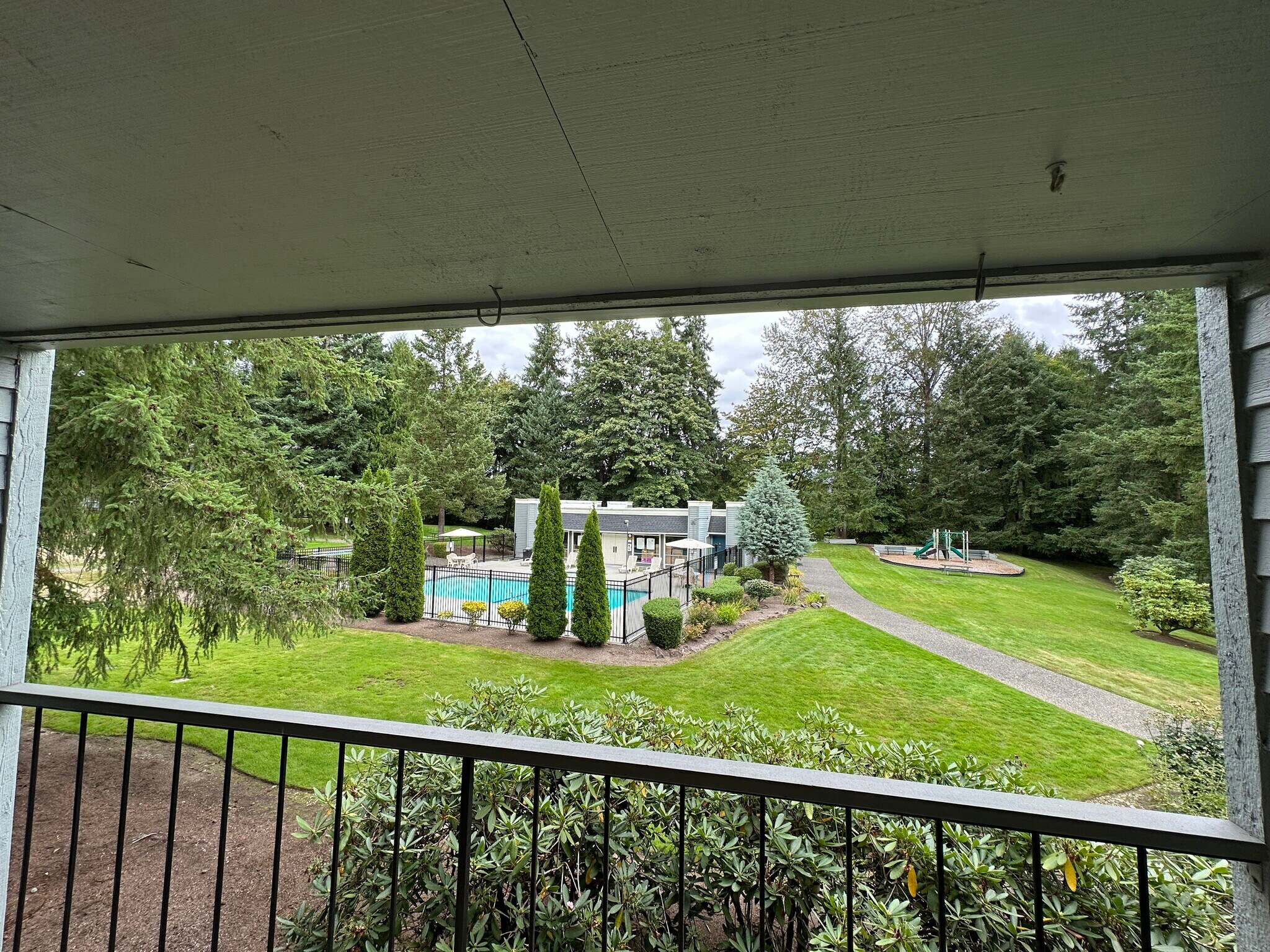 Building Photo - 4641 W Lake Sammamish Pky SE