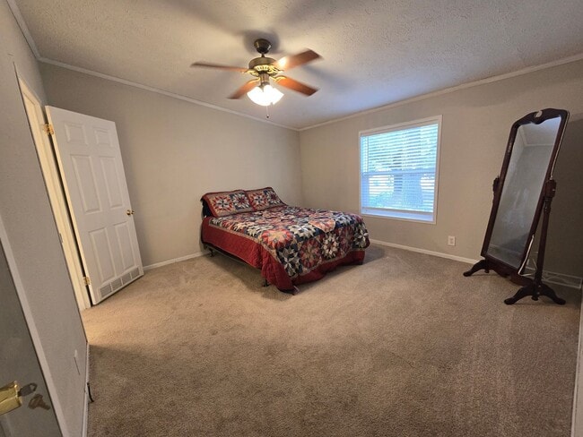 Building Photo - NEW LISTING!!!!!