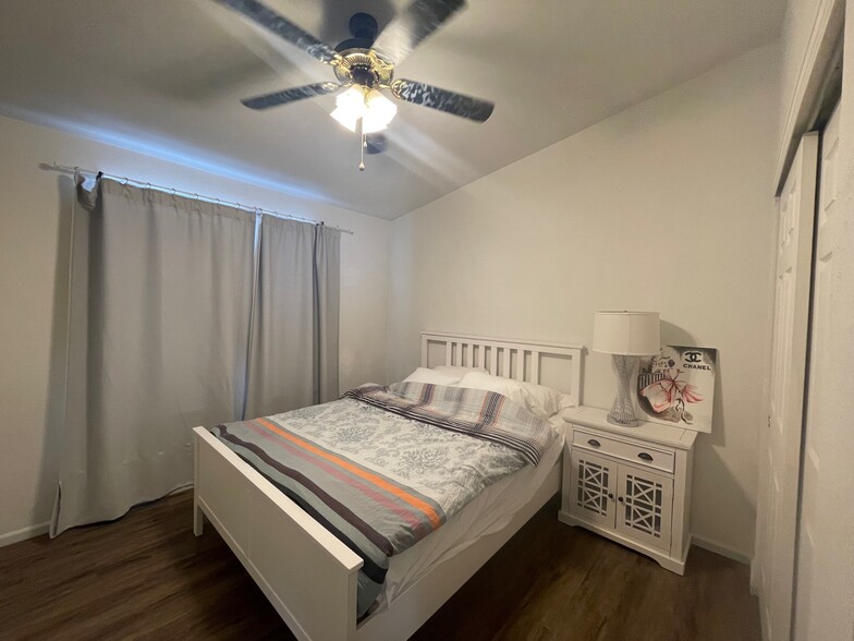 Building Photo - 1510 W Maple Ave