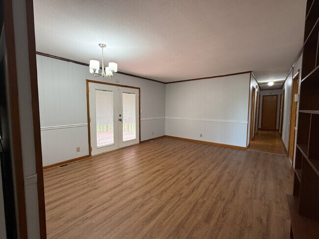 Building Photo - "Discover Comfort and Space: Charming 3-Bed, 2-Bath Home in Huntsville's Heart - 1808 Sq. Ft. of ...
