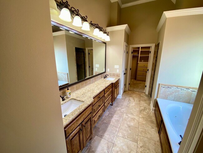 Building Photo - ** AVAILABLE JUNE 1ST ** STUNNING 4/3.5 IN...