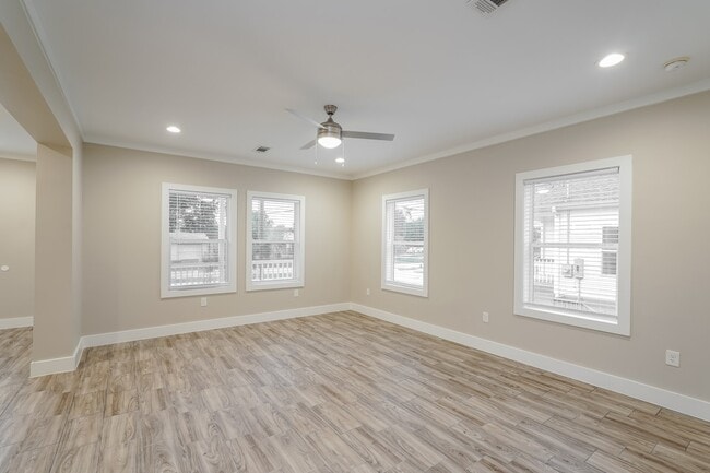 Building Photo - 9330 Crestview Dr