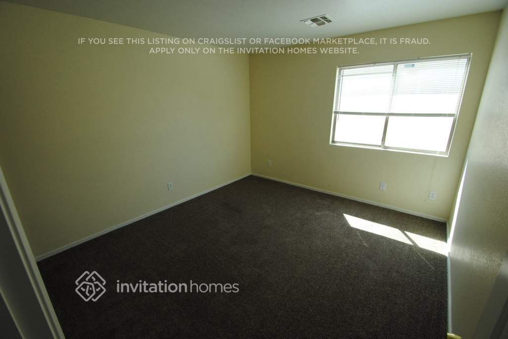 Building Photo - 9426 E Juanita Ave