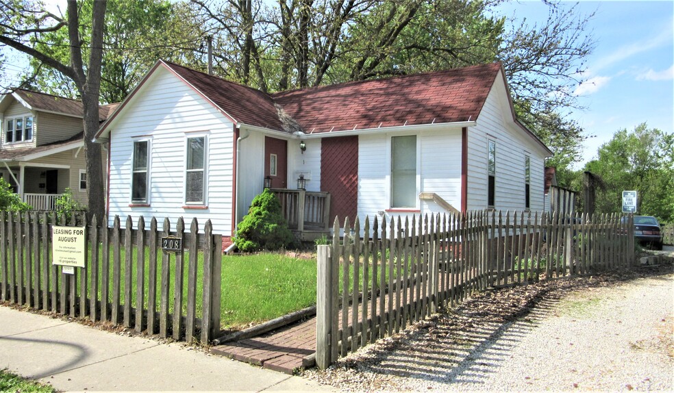 Building Photo - 208 W Maple St