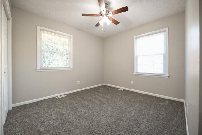 Building Photo - 847 Durwood Dr