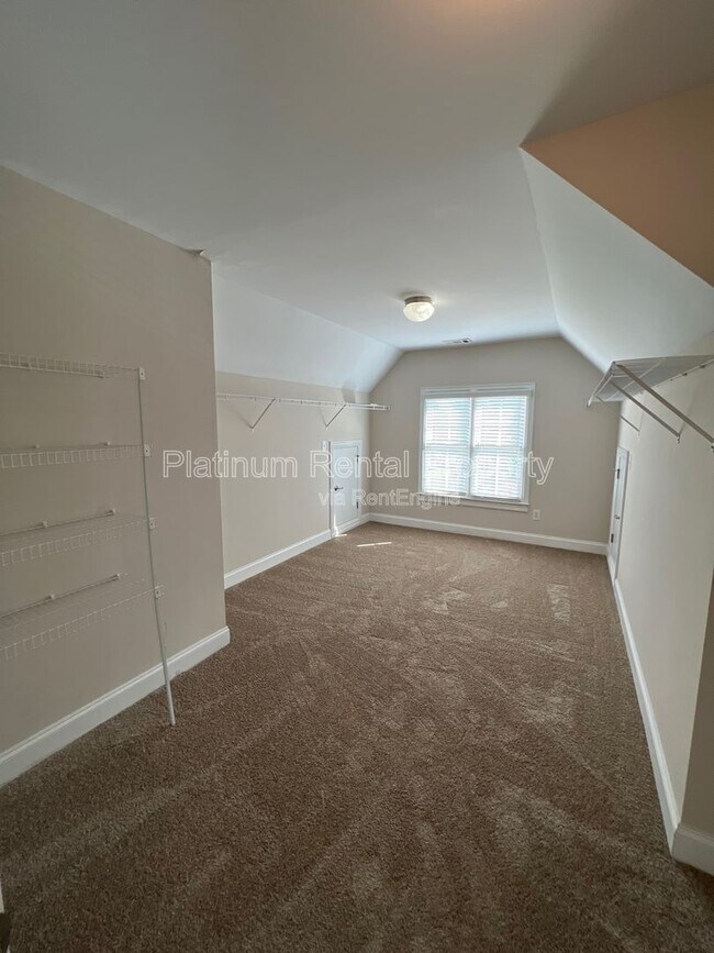 Building Photo - 5520 Viewpoint Ct