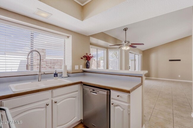 Building Photo - 3214 E Siesta Ln