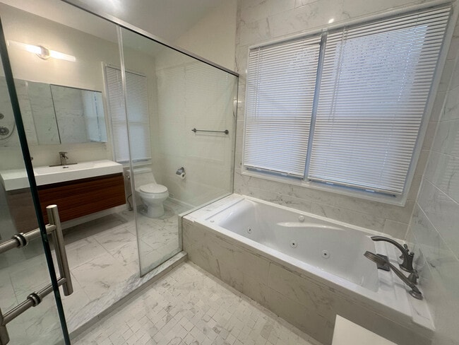 Building Photo - 310 Azalia Dr