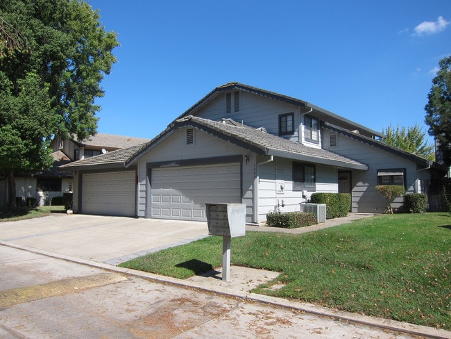 Building Photo - Lakeshore Meadows