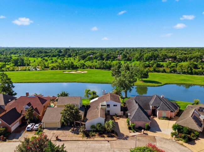 Building Photo - 2810 Lakeview Dr
