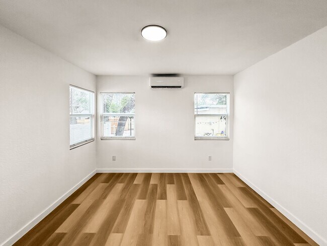 Building Photo - Beautifully Renovated 2 Bed/1 Bath Duplex – Move-In Ready in the Heart of Clearwater!