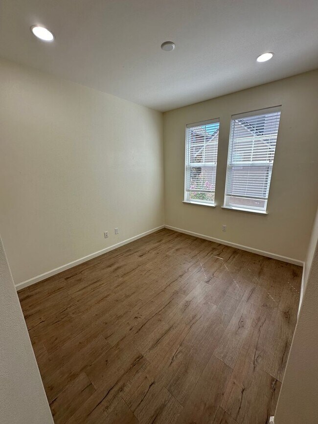 Building Photo - 2240 Carbondale Way