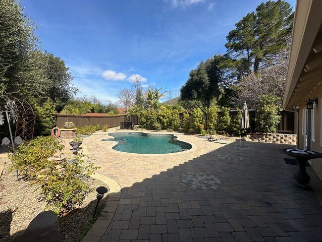 Building Photo - Stunning 4+2 Pool Home Home In Westlake Hi...