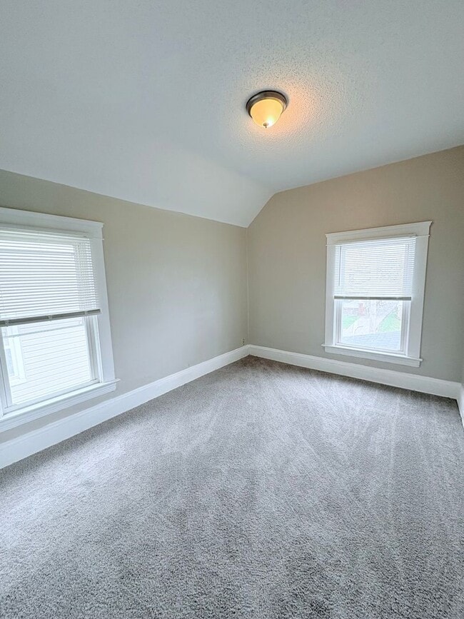 Building Photo - Charming 4-bedroom, 1-bathroom home located in the vibrant city of Cleveland