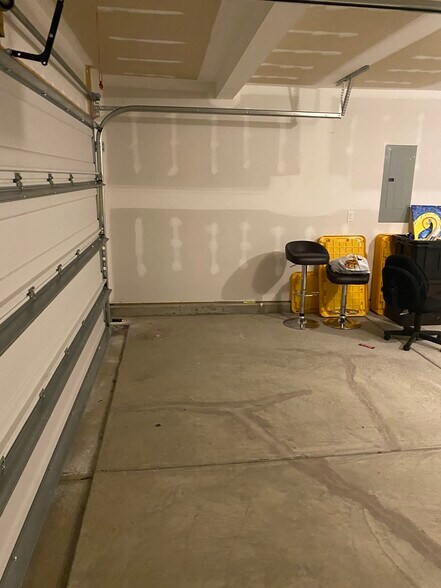 Building Photo - 427 Silo Ct