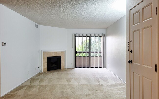 Building Photo - 2 Bedroom/ 2 Bath Condo In The Heart of Gl...