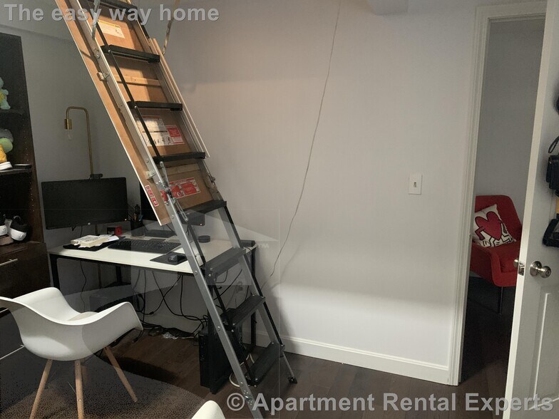 Building Photo - 14 Locust St