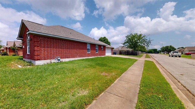 Building Photo - 2411 Trace Meadows
