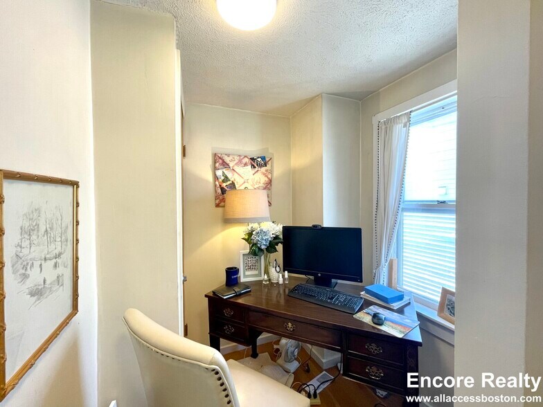 Building Photo - 523 E 3rd St