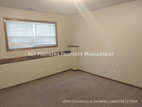 Building Photo - 501 Kindred Dr