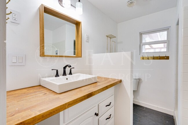 Building Photo - Historic GEM! – The First Female-Built Home in Holly Hill