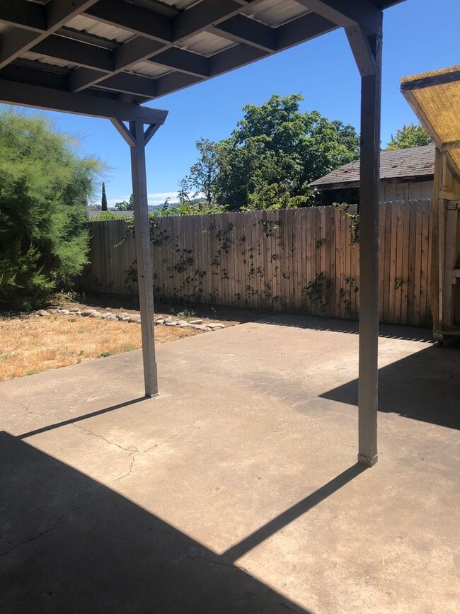 Building Photo - 2 Bed 1 Bath House with Garage