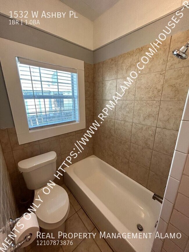 Building Photo - Charming 1-Bedroom Duplex Near Downtown Sa...
