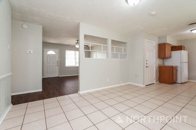 Building Photo - 3 BR/1.5BA | Updated Single Family Home | Front yard |In Hurst!